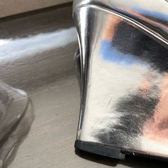 Gucci Open Metallic Silver Toe Wedge - Picture 6 of 10